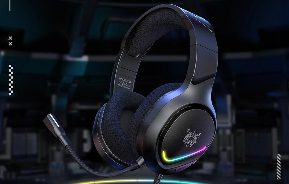 Căști de gaming cu microfon și retroiluminare RGB pe fundal întunecat cu design futurist