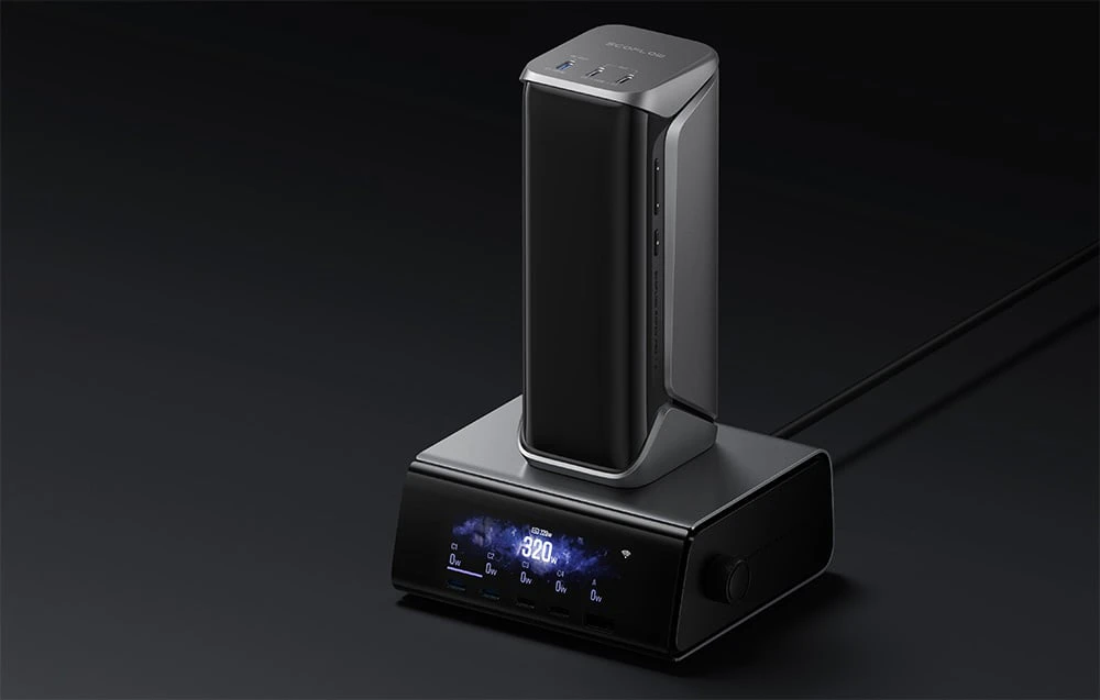 Powerbank EcoFlow plasat în stația de încărcare cu afișaj.