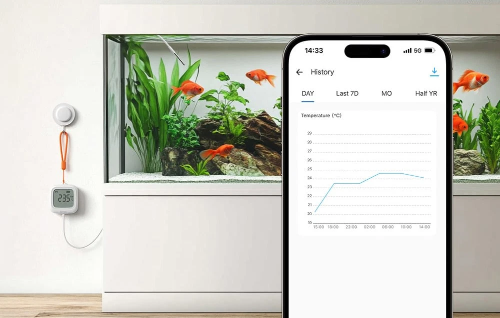 Termometru digital cu sondă măsurând temperatura într-un acvariu, al cărei grafic este vizibil pe ecranul smartphone-ului.