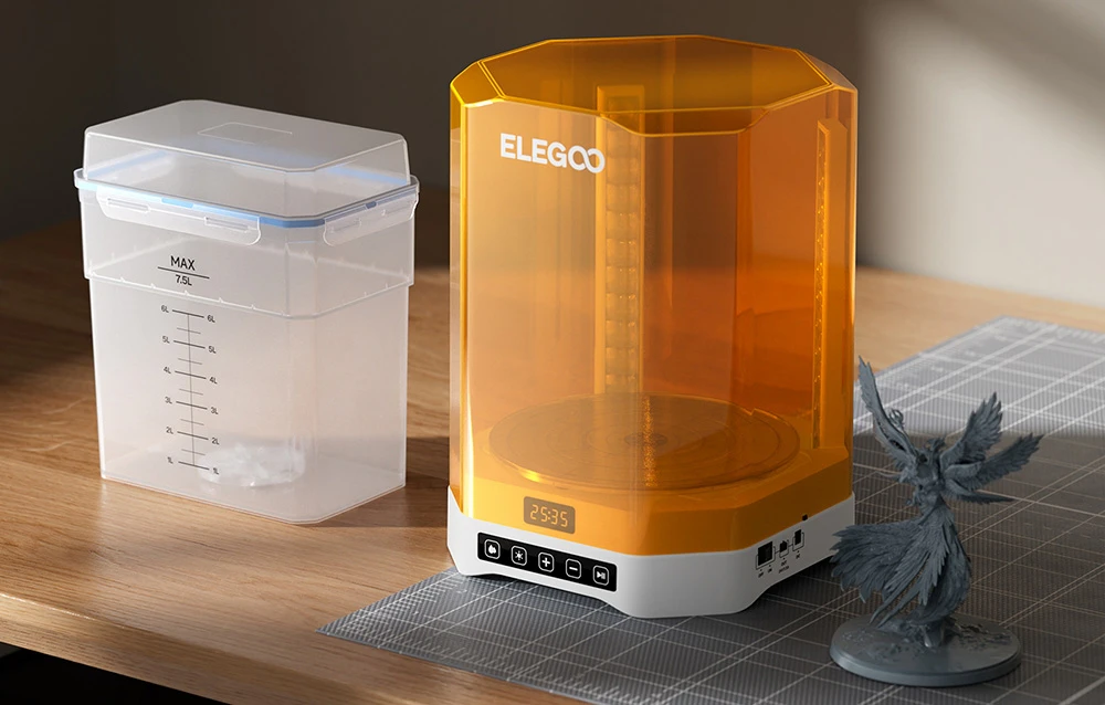 dispozitiv de spălare și uscare a imprimărilor pe masă lângă un model 3D