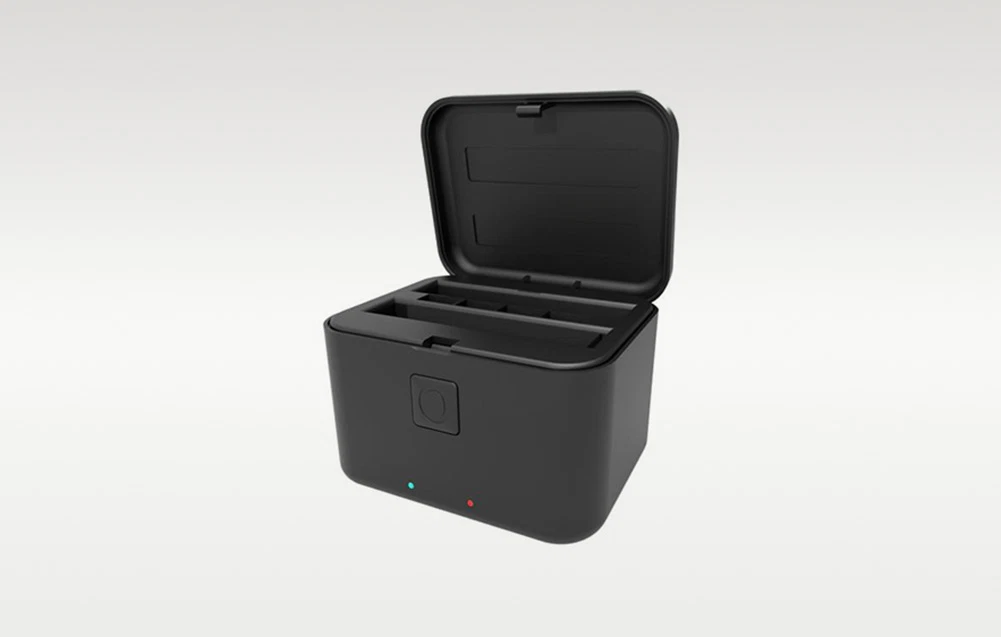 Husă de încărcare Puluz neagră pentru Insta360 X5 înclinată pe un fundal gri