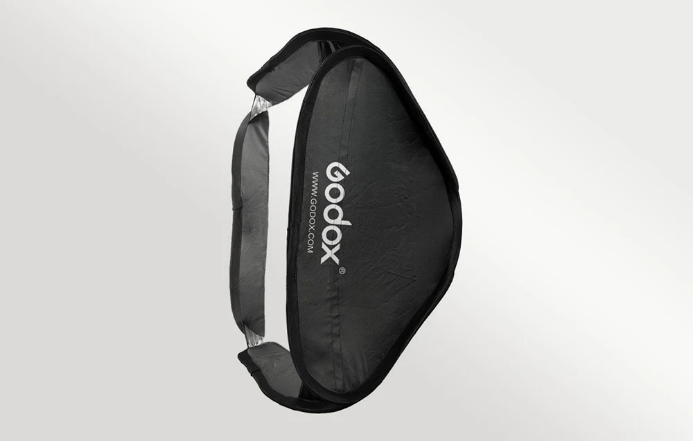 Softbox-ul GODOX SFUV5050 prezentat din profil pe un fundal gri