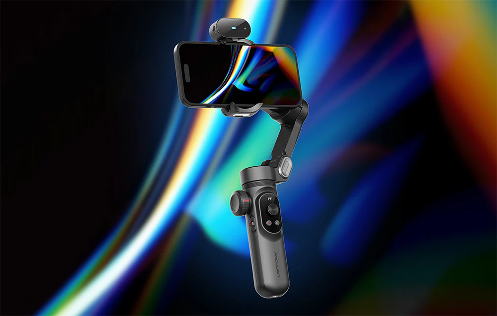 Un stabilizator portabil cu un smartphone și un modul AI în partea superioară, pe un fundal de dungi de lumină colorate și dinamice.