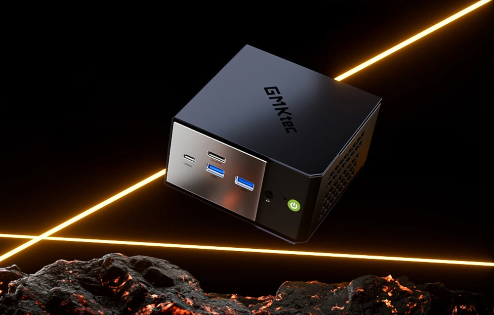 Un Mini PC GMKtec negru pe un fundal negru și portocaliu.