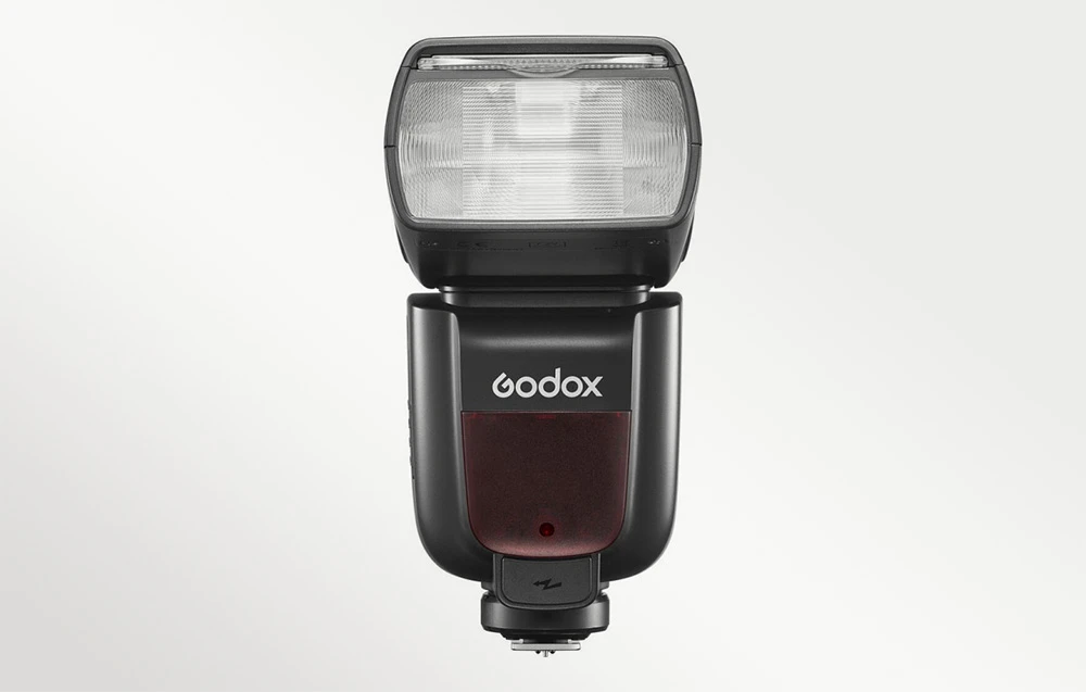 Blițul Godox TT685II negru, văzut din față, cu capul orientat drept în față