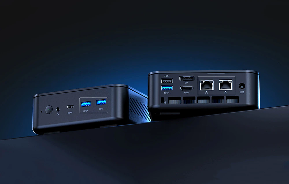 O vedere a panourilor frontale și posterioare ale unui mini PC, prezentând numeroase porturi USB, porturi HDMI și porturi de rețea pe un fundal întunecat.
