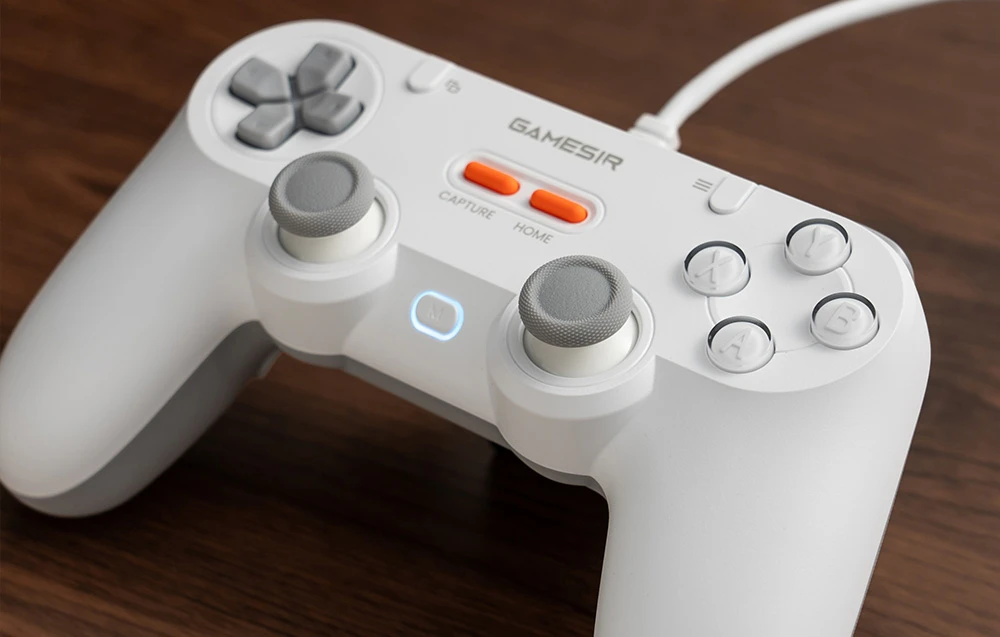Prim plan al unui controler GameSir alb, cu butoanele vizibile și