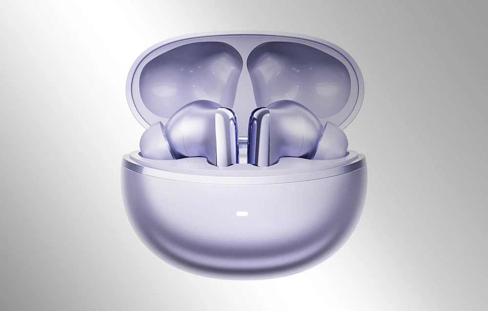 Căști wireless violete așezate într-o cutie de încărcare deschisă pe un fundal gri