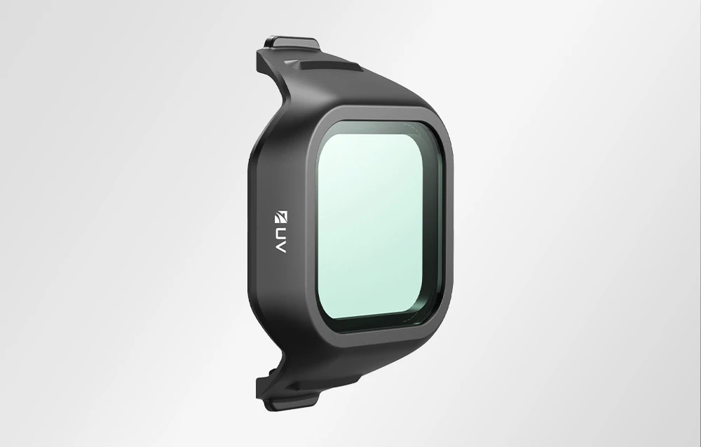 Filtru UV pentru dronă cu sticlă de mentă deschisă în cadru negru văzut din lateral pe fundal alb