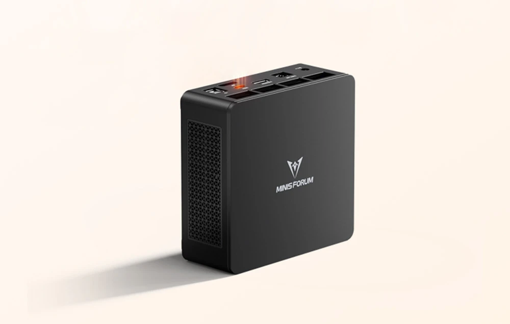 Panoul din spate al mini PC-ului negru cu diverse porturi de conectare și logo-ul Minisforum, pe un fundal bej.