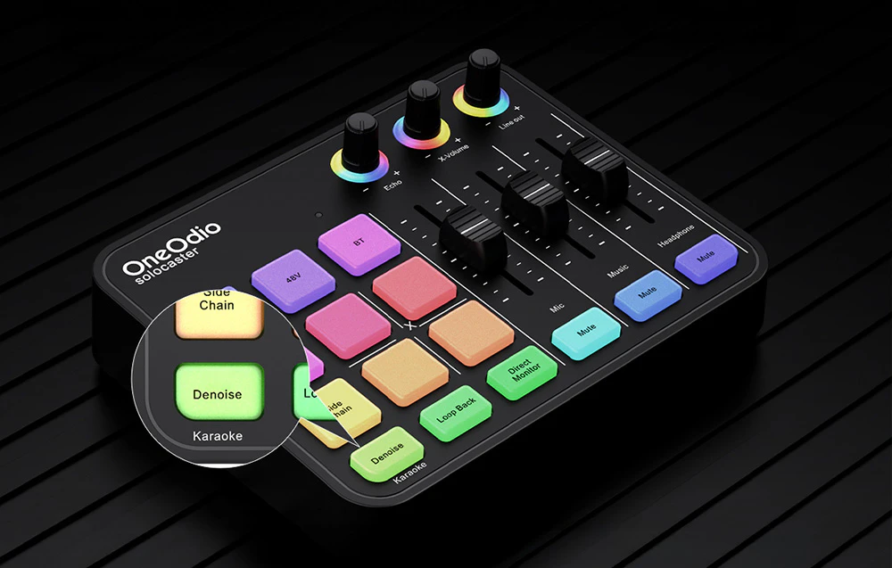 Mixerul audio OneOdio Solocaster cu un prim plan al butonului Denoise etichetat Karaoke