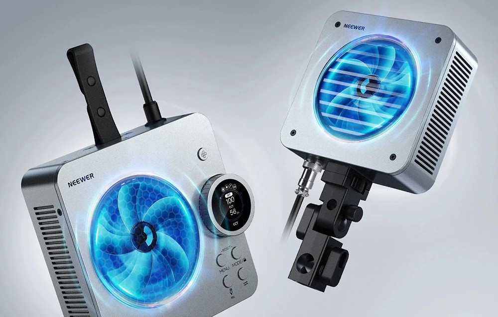 Două lămpi pătrate, argintii, care prezintă ventilatoare de răcire încorporate cu iluminare de fundal albastră.