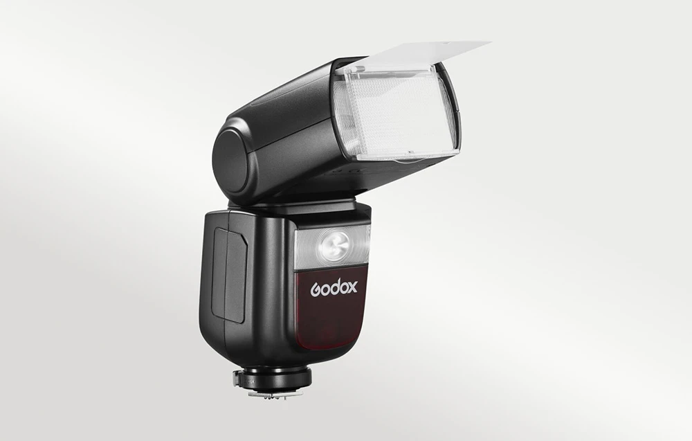 Blițul Godox V860III cu reflectorul alb extins și lumina de modelare LED aprinsă