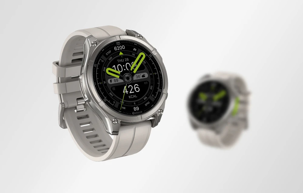Două smartwatch-uri cu dungi luminoase, unul clar în prim-plan, celălalt neclar în fundal