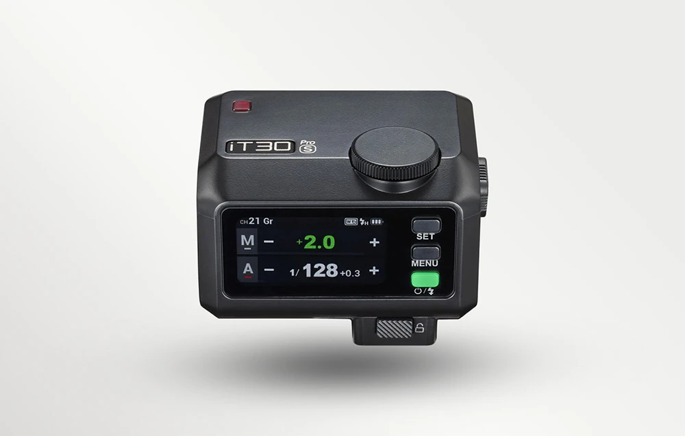 Un mini-blitz Godox iT30Pro S negru cu ecranul LCD pornit, afișând setările blitzului