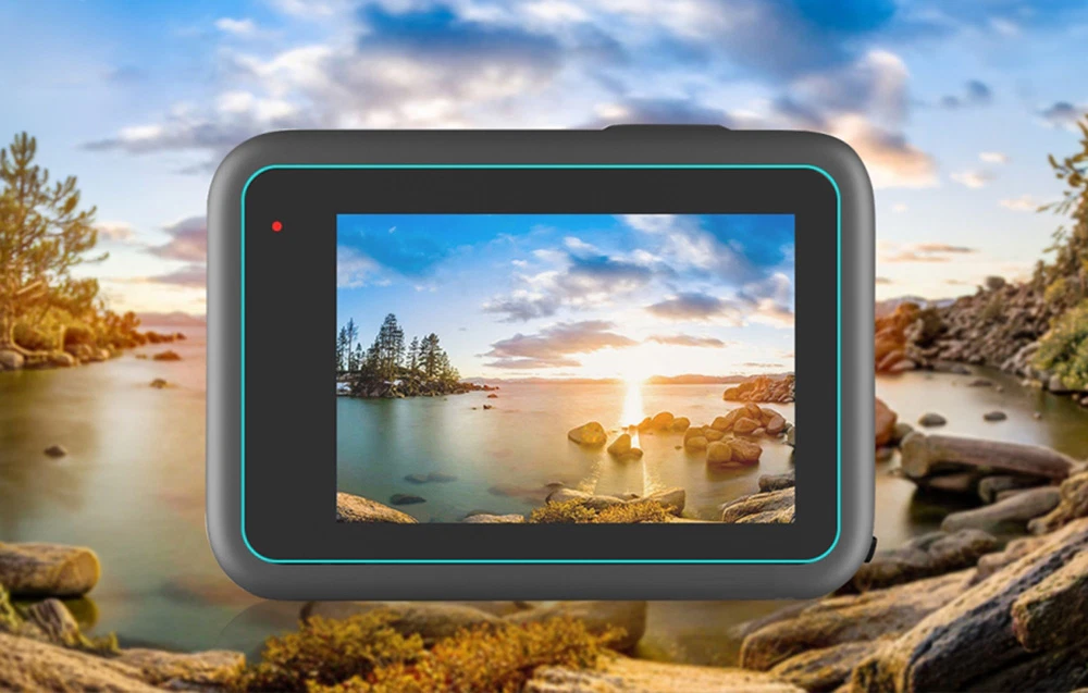 Camera de acțiune GoPro Hero 11 cu o imagine a apusului de soare peste un lac, prezentând ecranul tactil din spate