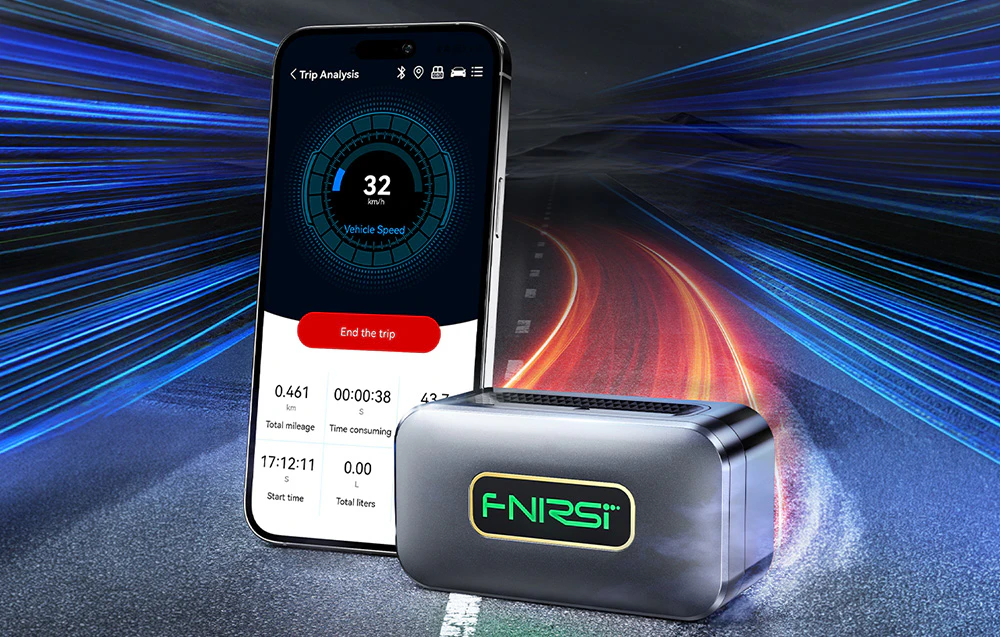 Un smartphone care afișează analiza traseului lângă cititorul wireless OBD2 FNIRSI, pe fundalul unui drum noaptea