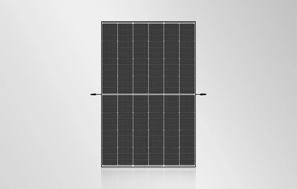 Un panou fotovoltaic dreptunghiular, negru, poziționat vertical pe un fundal deschis, cu o reflexie vizibilă în partea de jos și conectori pe laturi.