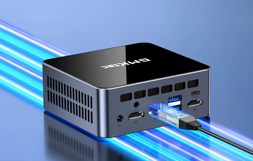 Partea din spate a mini PC-ului GMKtec cu cablul Ethernet conectat, porturile HDMI, USB și USB-C vizibile