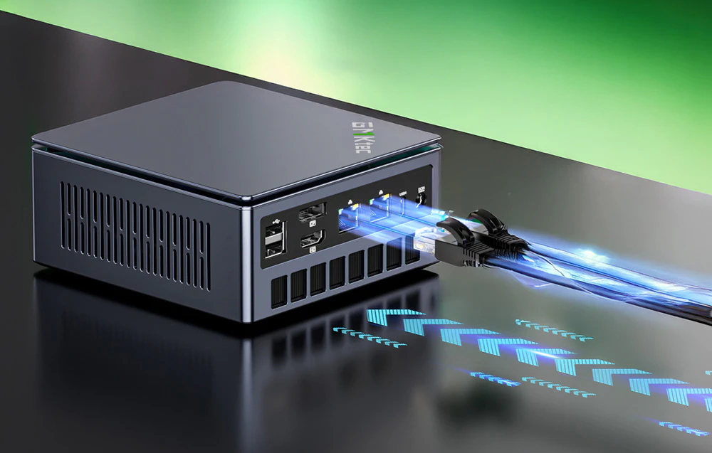Panoul din spate al dispozitivului cu două cabluri LAN conectate și porturi HDMI și USB vizibile.