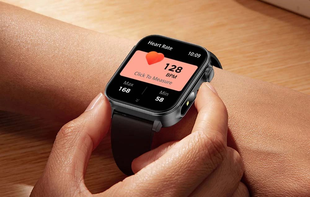 Femeia își măsoară ritmul cardiac cu un smartwatch.
