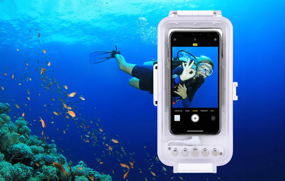 Husă impermeabilă pentru smartphone utilizată pentru scufundări; fața transparentă permite utilizarea ecranului sub apă.