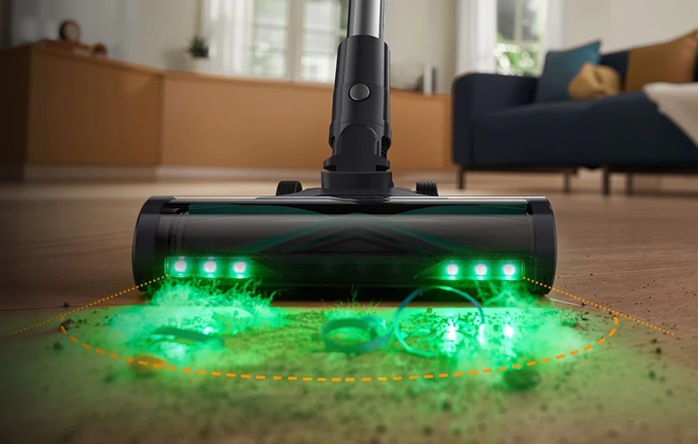 Perie electrică a unui aspirator vertical cu iluminare LED verde, care colectează praful de pe podea