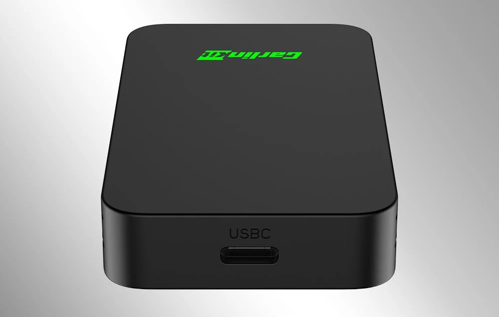 Adaptor CarlinKit negru cu port USB-C, prezentat din față pe un fundal deschis