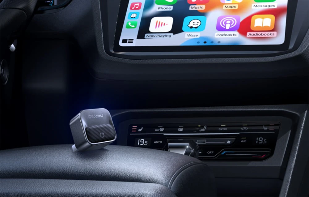 Adaptor Ottocast mic pe un scaun de mașină din piele, cu un ecran cu interfață CarPlay în fundal