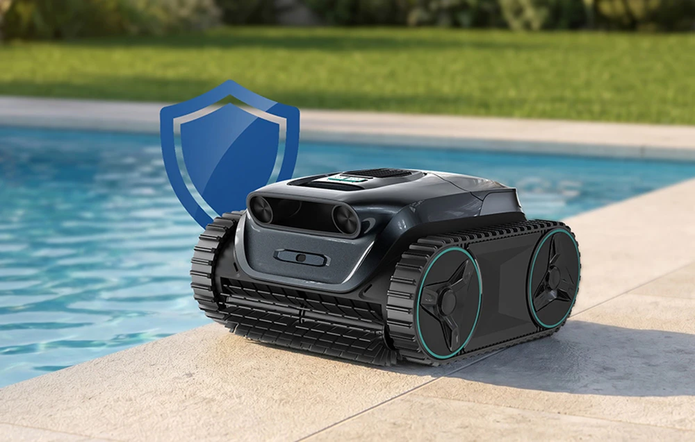 Robot de piscină aflat la marginea piscinei, cu o pictogramă albastră reprezentând un scut de protecție