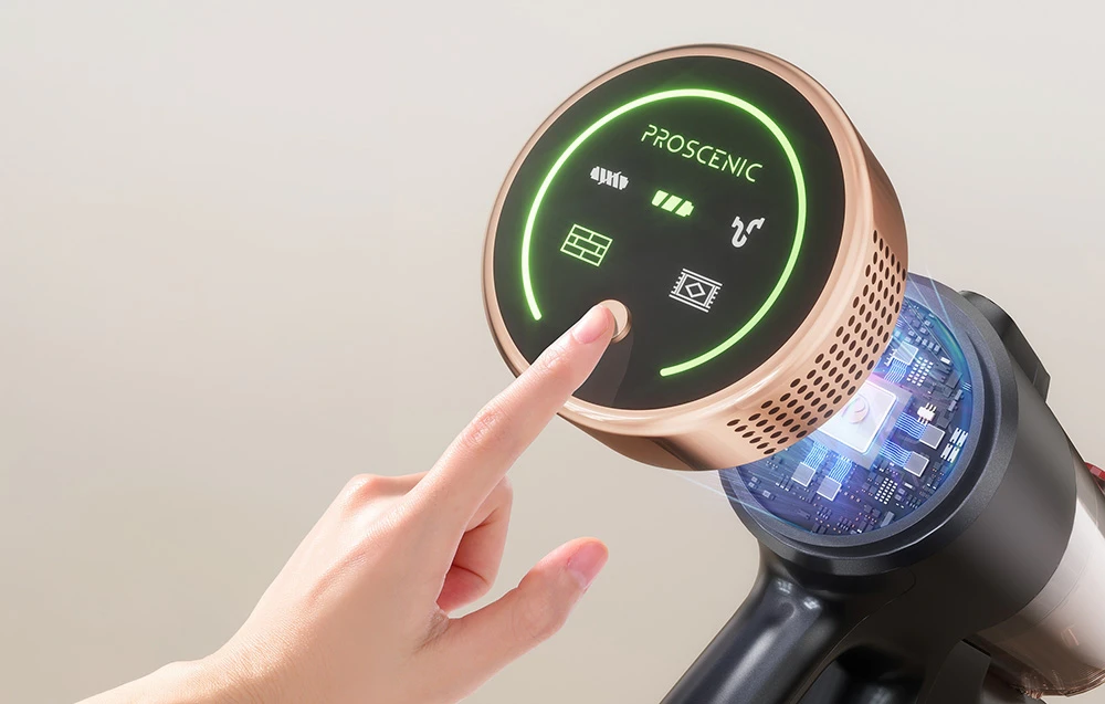 O mână atingând ecranul tactil digital de pe corpul aspiratorului vertical fără fir Proscenic