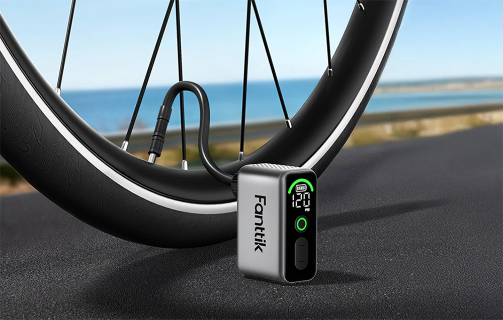 Mini pompă de bicicletă Fanttik umflând o anvelopă de bicicletă
