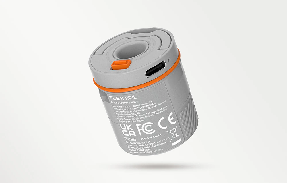 Pompa încorporată Flextail Z Move, de culoare gri, cilindrică, cu accente portocalii și un port USB-C, pe un fundal deschis