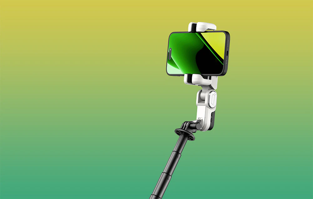 Prim-plan al suportului gimbalului cu un smartphone atașat orizontal pe un fundal verde și galben.