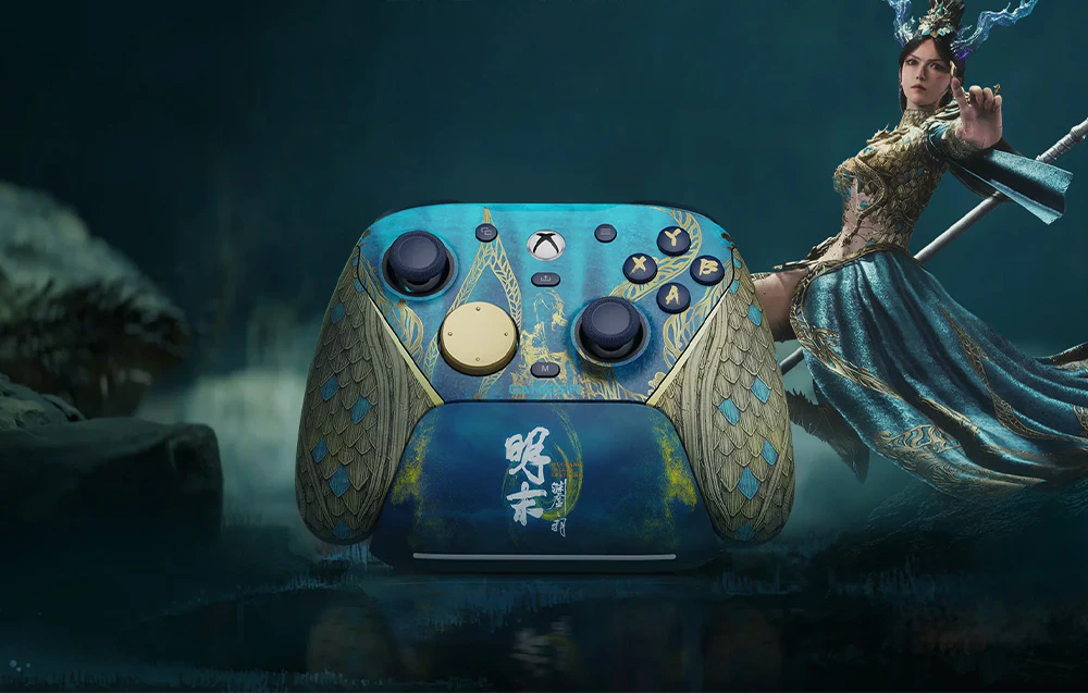 Controler de jocuri albastru-auriu cu design decorativ și caractere chinezești, amplasat pe fundalul unui personaj fantastic în armură