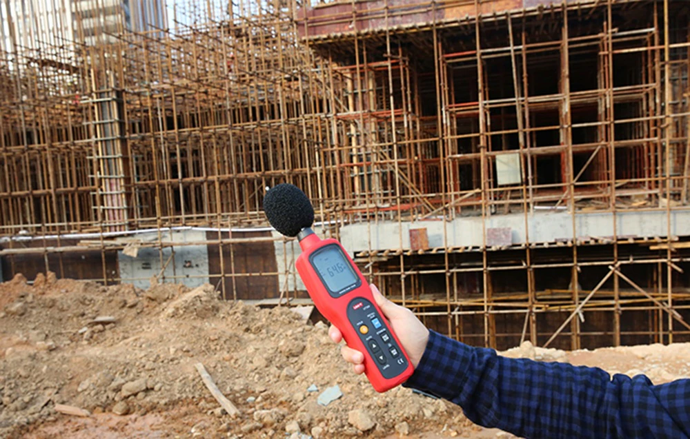 Sonometru portabil Uni-T pe un șantier de construcții