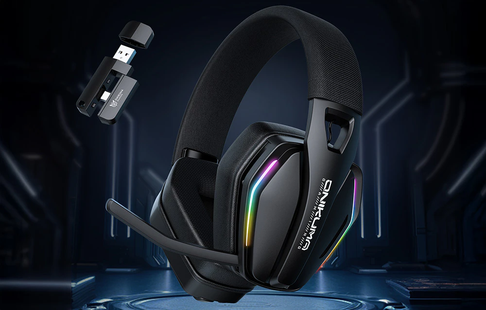 Căști de gaming Onikuma pe fundal futurist, adaptor plutind lângă ele