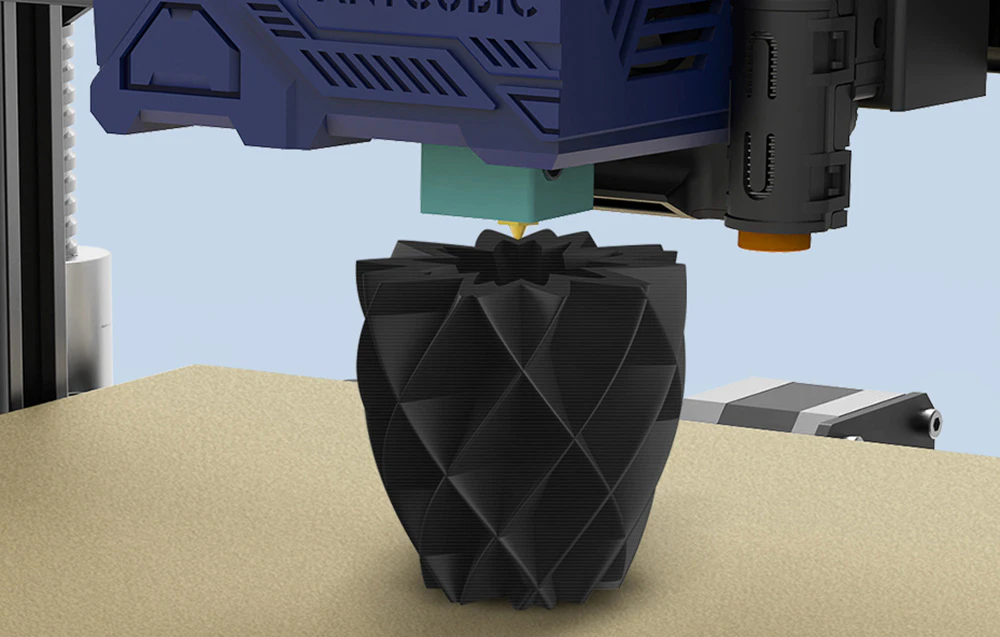 Duza imprimantei 3D imprimă un model de vază neagră sculptată geometric