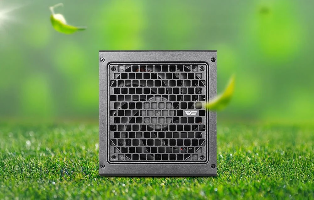 Sursă de alimentare neagră pentru computer cu plasă de ventilație pe iarbă artificială