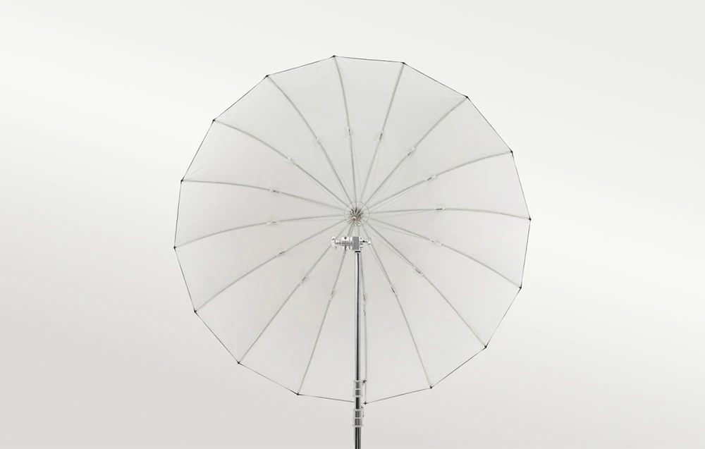 Umbrela parabolică GODOX UB-165W prezentată din centru pe un fundal cu gradient gri