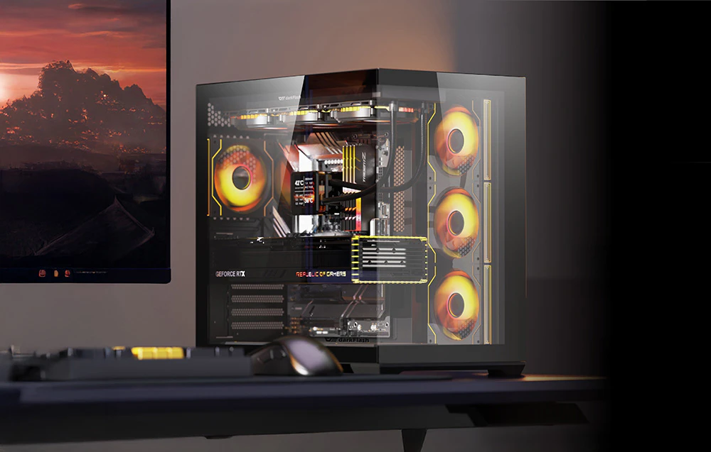 Carcasă de computer cu ventilatoare RGB portocalii lângă un monitor pe un birou de jocuri întunecat