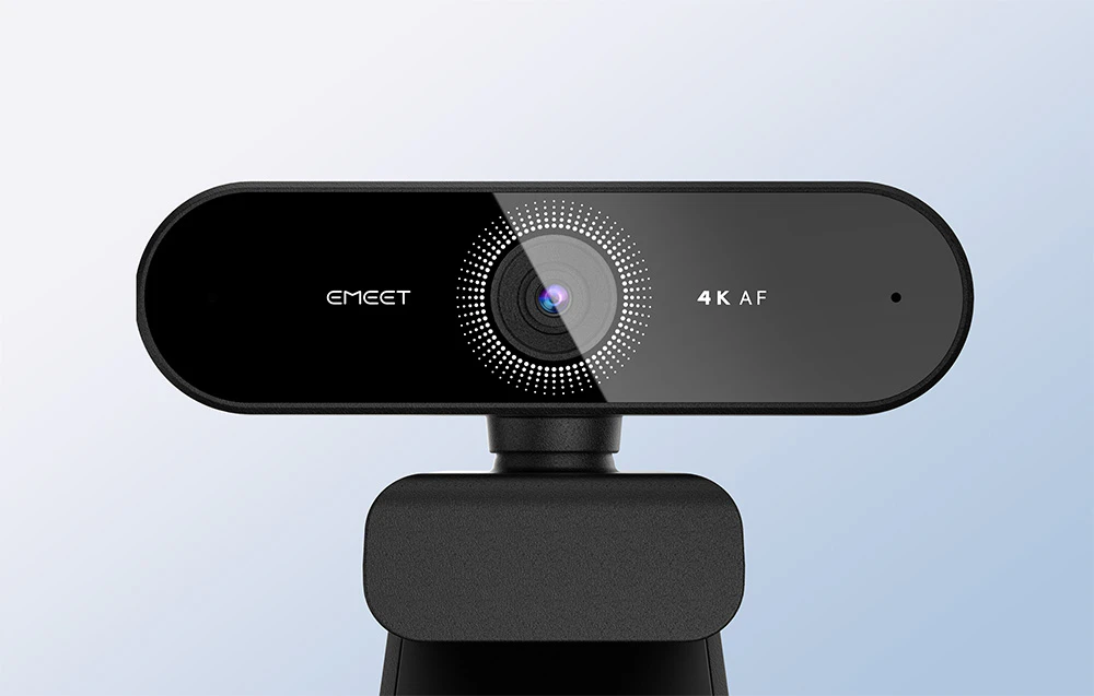 O cameră web EMEET 4K AF neagră pe un fundal albastru