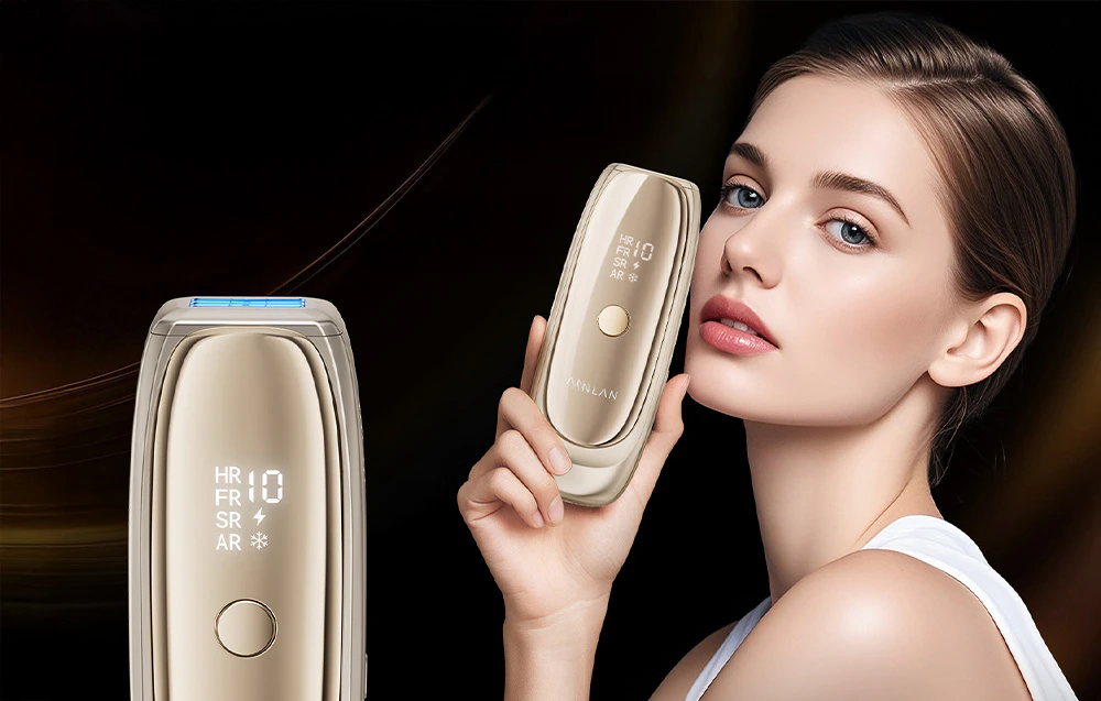 O femeie ține un epilator IPL în mână, un al doilea epilator lângă ea