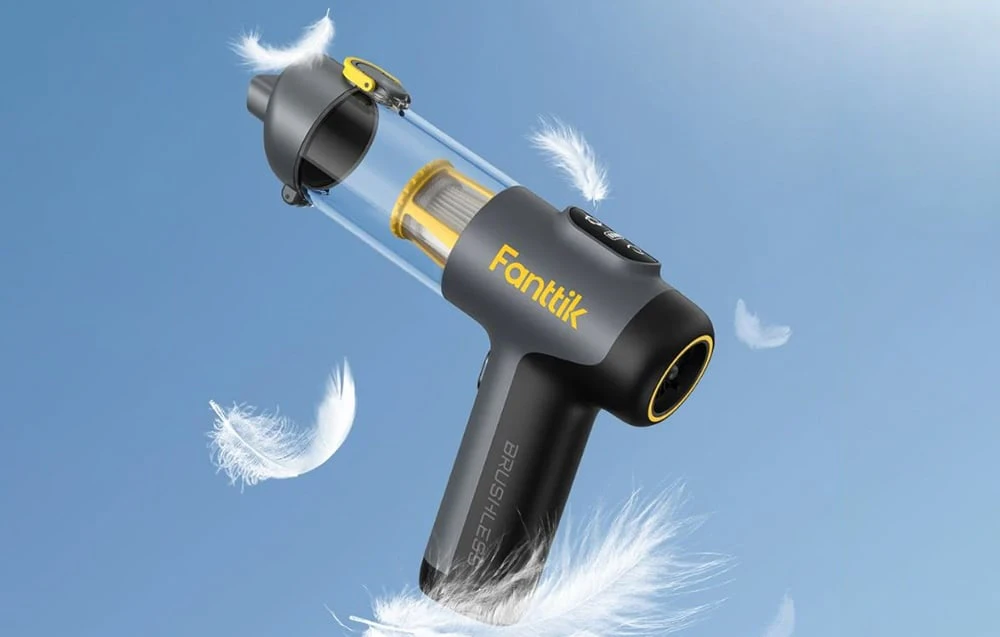Aspirator portabil pentru mașină Fanttik pe fundal albastru cu pene albe.
