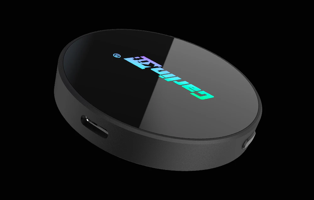 Adaptor wireless Carlinkit, înclinat, pe fundal negru.