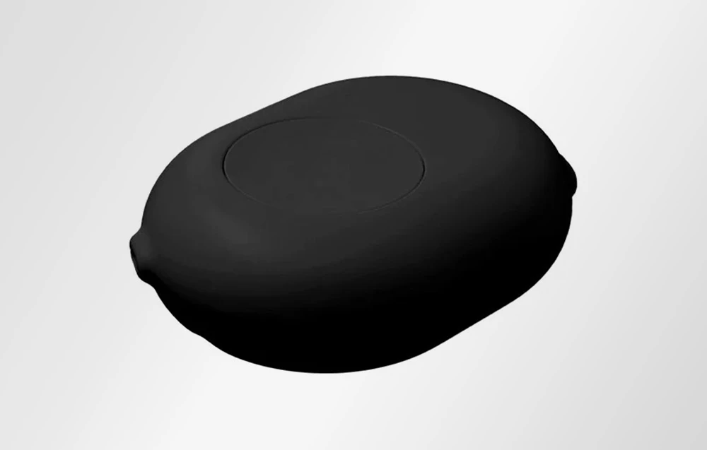 Accesoriu negru pentru controlerele Shelly pe un fundal deschis.