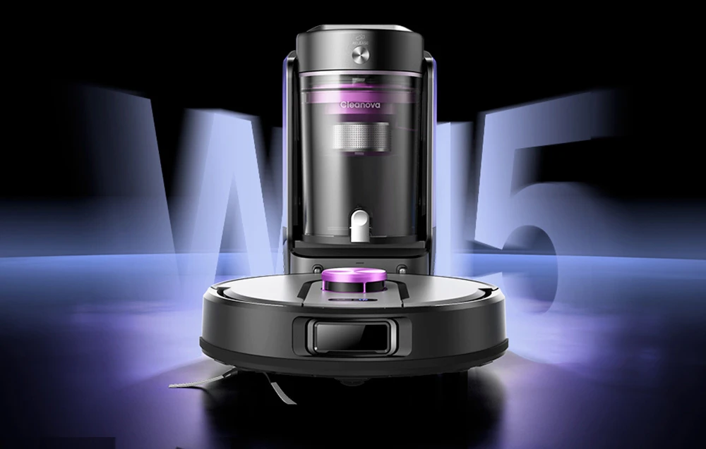 Robotul aspirator negru W15 așezat în stația de golire automată a prafului