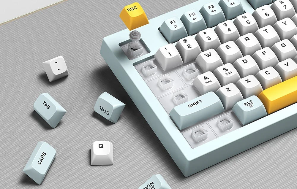 Tastatură cu taste îndepărtate care prezintă comutatoare mecanice și taste libere