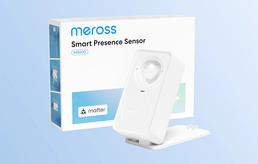 Senzorul de prezență Meross MS600 poziționat în fața ambalajului produsului pe un fundal albastru deschis