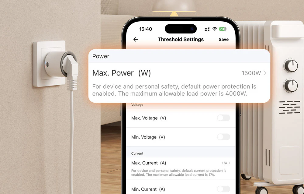 Smartphone care afișează aplicația de setări ale pragului de putere cu parametri electrici vizibili și priză pe fundal